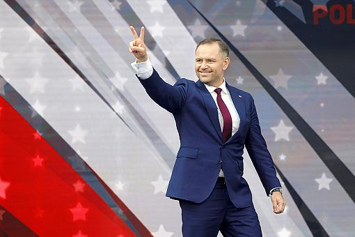 Gwiazdy i gwiazdeczki: Nawrocki nominuje generałów z finezją boksera!